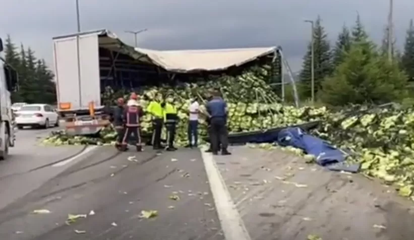TEM'de kaza; Marullar otoyola saçıldı