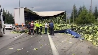 TEM'de kaza; Marullar otoyola saçıldı