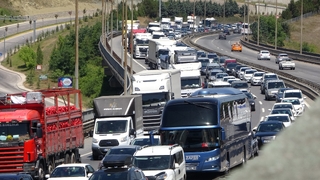 TEM'de kaza nedeniyle kilometrelerce araç kuyruğu oluştu