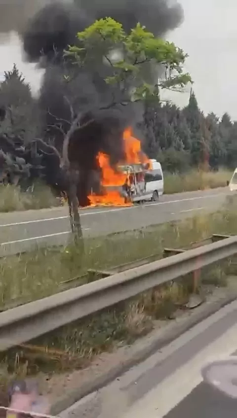 TEM'de minibüs alev alev yandı