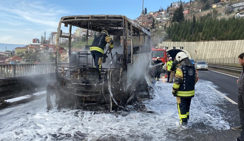 TEM'de minibüs alev topuna döndü
