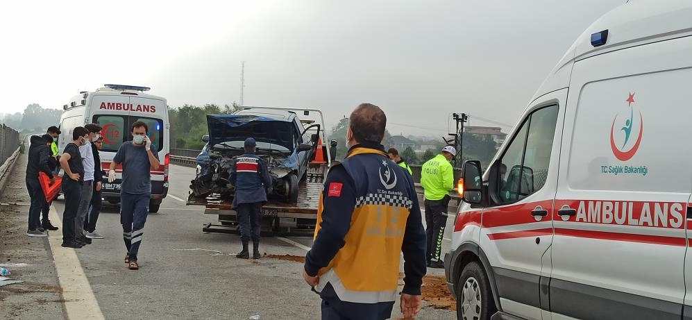 TEM'de omobil bariyerlere çarptı: 2 yaralı