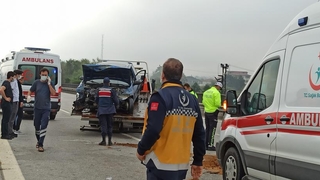 TEM'de omobil bariyerlere çarptı: 2 yaralı