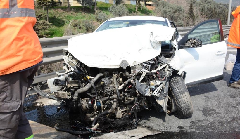 TEM'de otomobil bariyerlere çarptı: 1'i bebek 2 yaralı