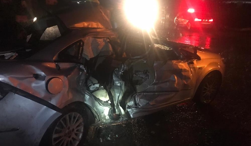 TEM'de otomobil tıra çarptı: 3 yaralı