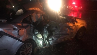 TEM'de otomobil tıra çarptı: 3 yaralı