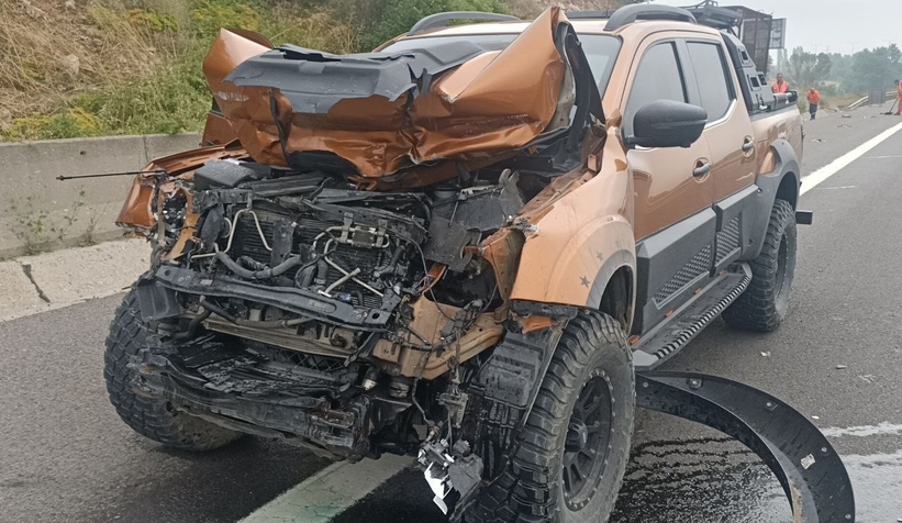 TEM'de pikap tıra çarptı: 1 yaralı