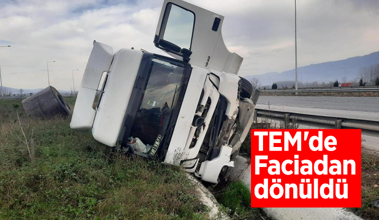 TEM'de sac yüklü tır devrildi: 2 yaralı
