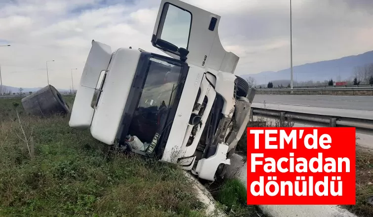TEM'de sac yüklü tır devrildi: 2 yaralı