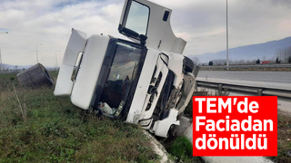 TEM'de sac yüklü tır devrildi: 2 yaralı