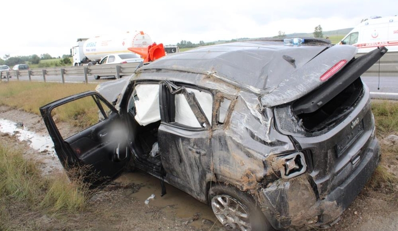 TEM'de takla atan lüks cip hurdaya döndü: 6 yaralı