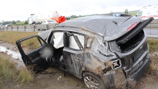 TEM'de takla atan lüks cip hurdaya döndü: 6 yaralı