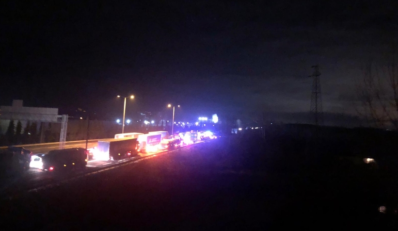 TEM'de tır kamyonetle çarpıştı