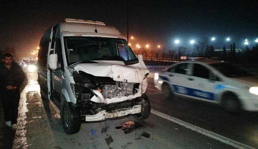 TEM orta şeridinde terk edilen otomobil kazaya sebep oldu: 4 yaralı