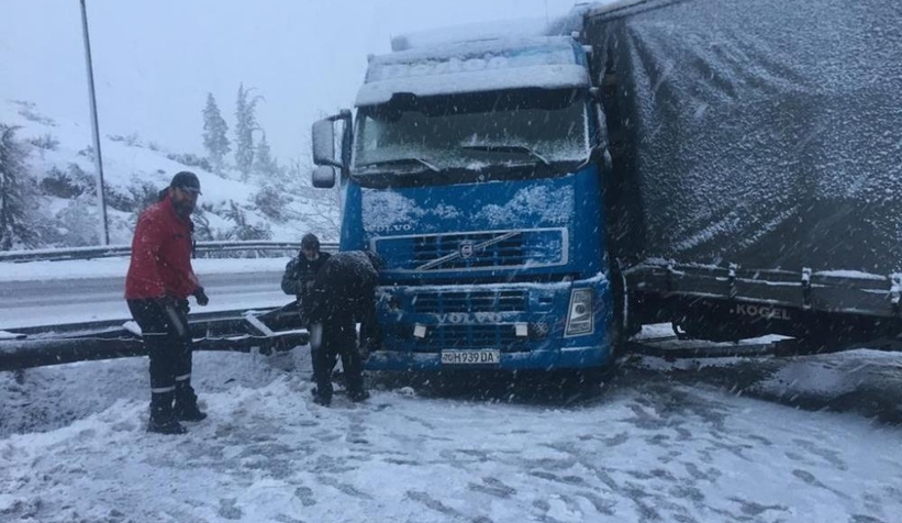 TEM Otoyolu, makas atan tır sebebiyle kapandı