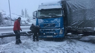 TEM Otoyolu, makas atan tır sebebiyle kapandı