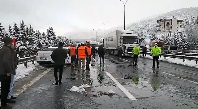 TEM Otoyolu’nda 8 araç birbirine girdi