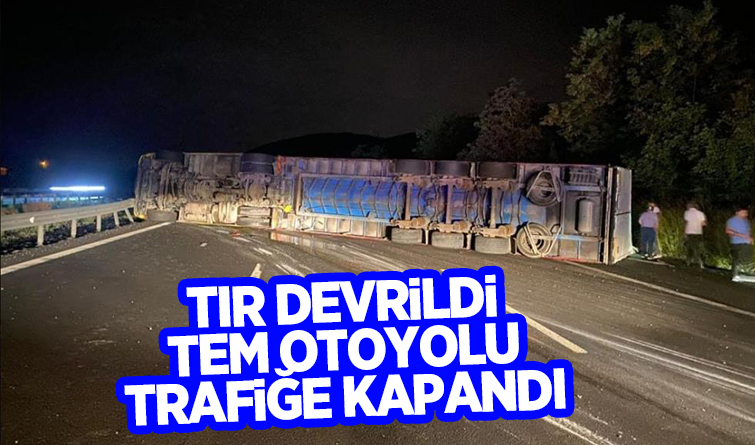 TEM otoyolunda tır devrildi, yol trafiğe kapandı