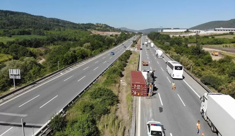 TEM Otoyolu’nda tır devrildi
