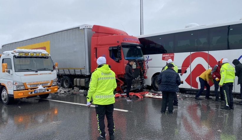 TEM Sakarya geçişinde 13 araçlı zincirleme kaza