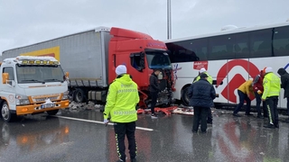 TEM Sakarya geçişinde 13 araçlı zincirleme kaza