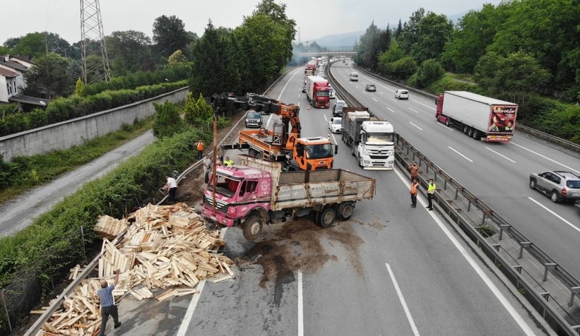 TEM’de 13 araç birbirine girdi: 5 yaralı