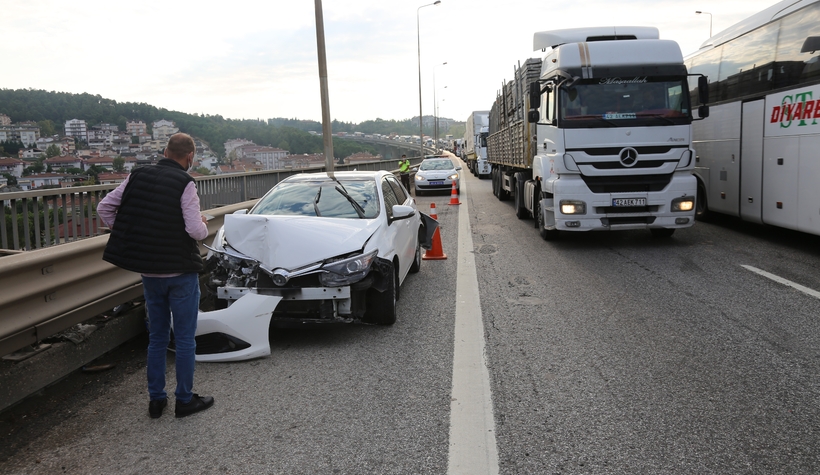 TEM’de 3 araç çarpıştı: 1 yaralı