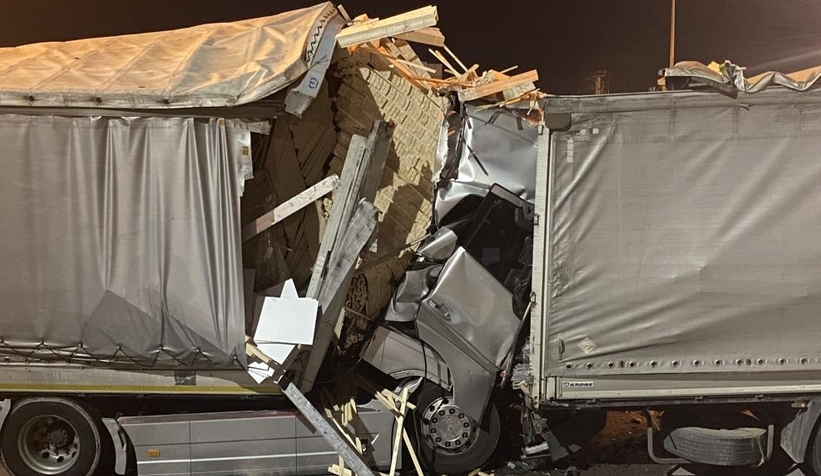  TEM’de 3 tır birbirine girdi: 1 ağır yaralı