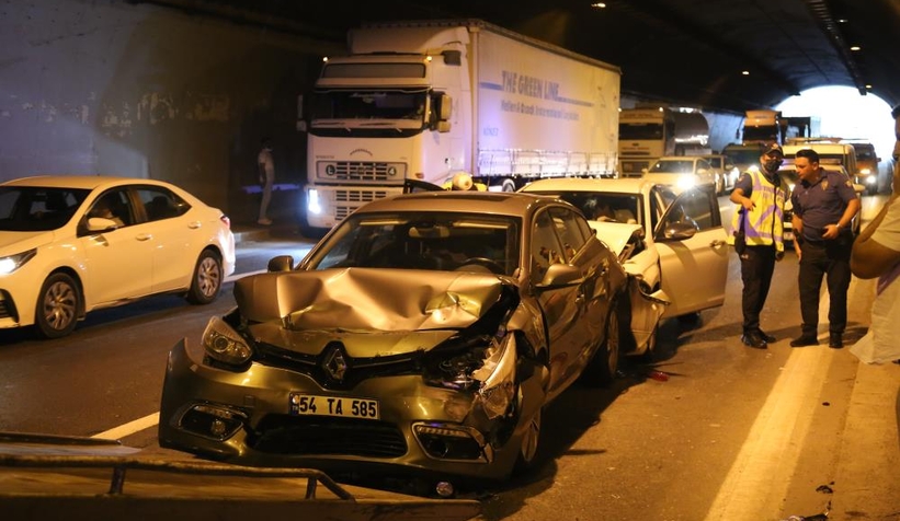 TEM’de 5 araç birbirine girdi: 5 yaralı