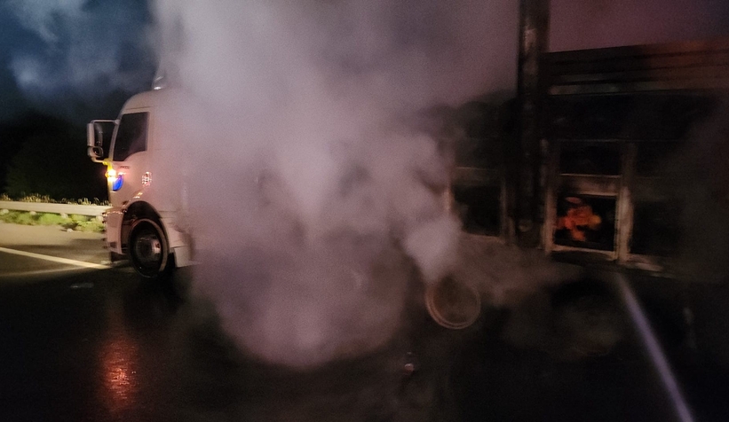 TEM’de alev alan kamyon küle döndü