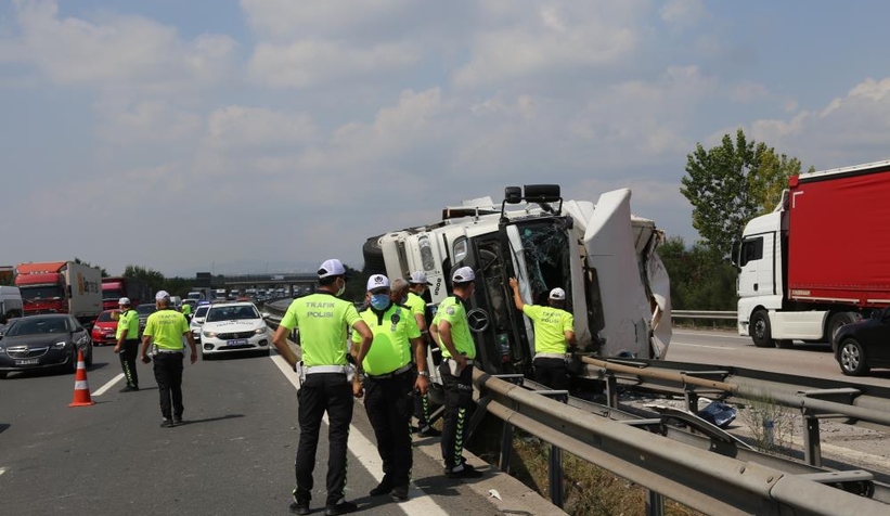 TEM’de ev eşyası taşıyan kamyon devrildi