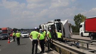 TEM’de ev eşyası taşıyan kamyon devrildi