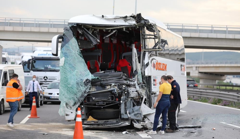TEM’de iki yolcu otobüsü birbirine girdi: 8 yaralı