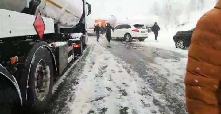TEM’de kalan araçları, vatandaşlar kendi çabalarıyla kurtardı