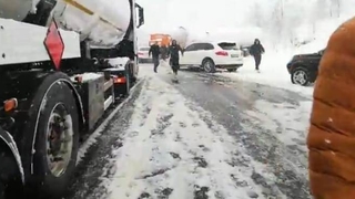TEM’de kalan araçları, vatandaşlar kendi çabalarıyla kurtardı