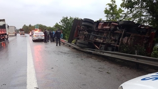 TEM’de kamyon devrildi: 3 yaralı