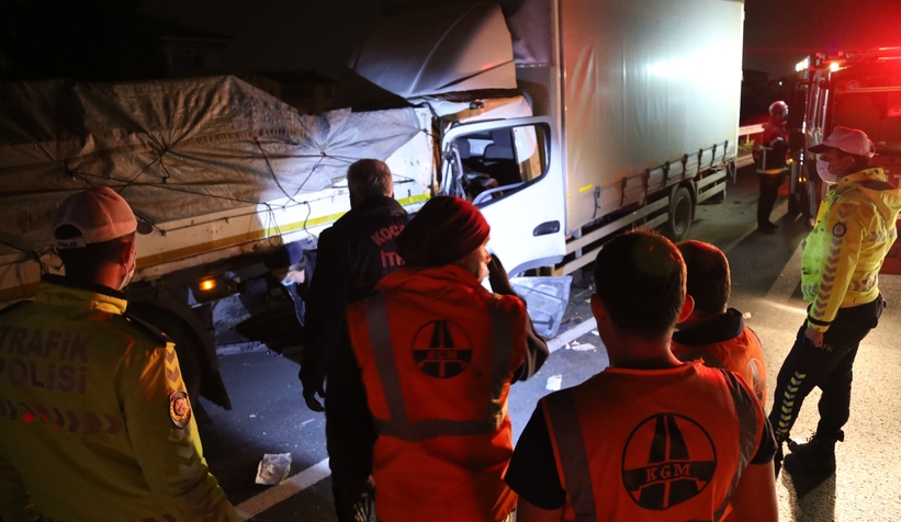 TEM’de kamyon tıra çarptı, araç kuyruğu oluştu