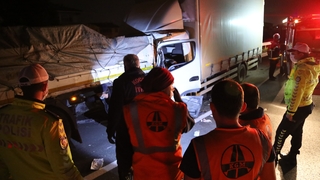 TEM’de kamyon tıra çarptı, araç kuyruğu oluştu