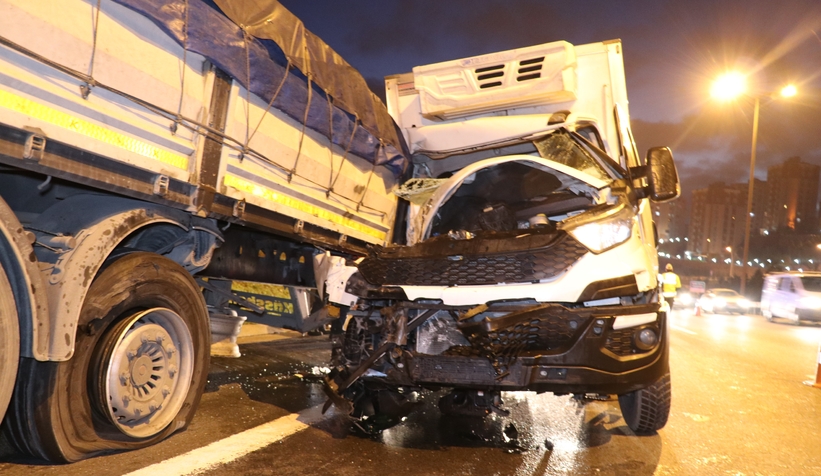 TEM’de kamyonet duran tıra çarptı: 2 yaralı