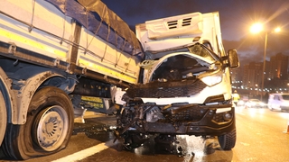 TEM’de kamyonet duran tıra çarptı: 2 yaralı