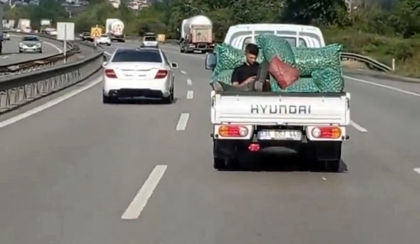 TEM’de kamyonet kasasında tehlikeli yolculuk