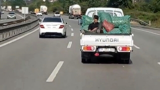 TEM’de kamyonet kasasında tehlikeli yolculuk