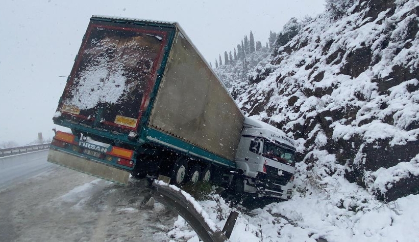 TEM’de kayan tır yoldan çıktı
