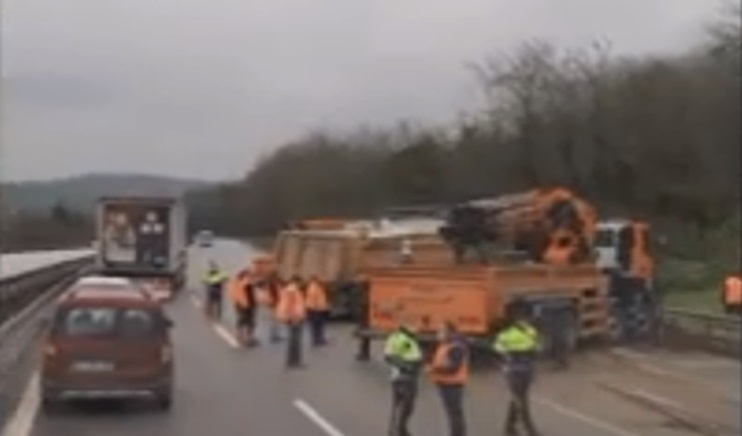 TEM’de kaza; trafik kilitlendi