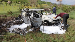 TEM’de kaza yapan araç yanarak küle döndü