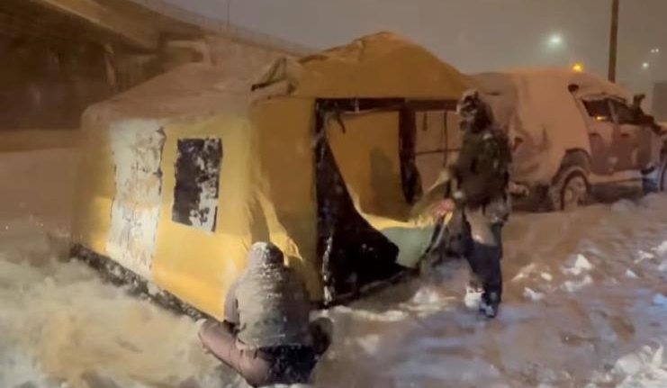 TEM’de mahsur kalan aile yola çadır kurdu