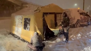 TEM’de mahsur kalan aile yola çadır kurdu