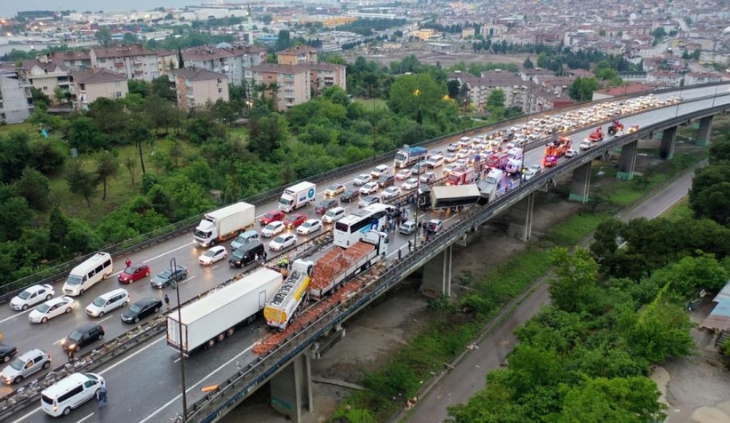 TEM’de makaslayan tır felaketİ 30 araç birbirine girdi