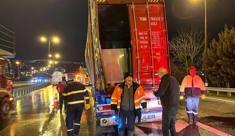 TEM’de tır dorsesinde patlama: 1 itfaiye eri yaralandı