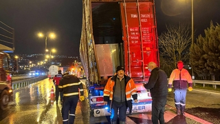 TEM’de tır dorsesinde patlama: 1 itfaiye eri yaralandı